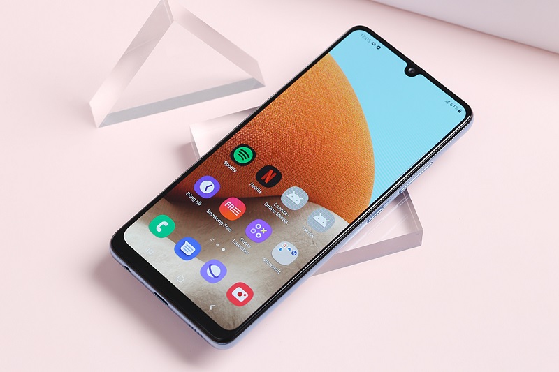 Galaxy A32 4G được trang bị màn hình giọt nước với viền mỏng hai bên